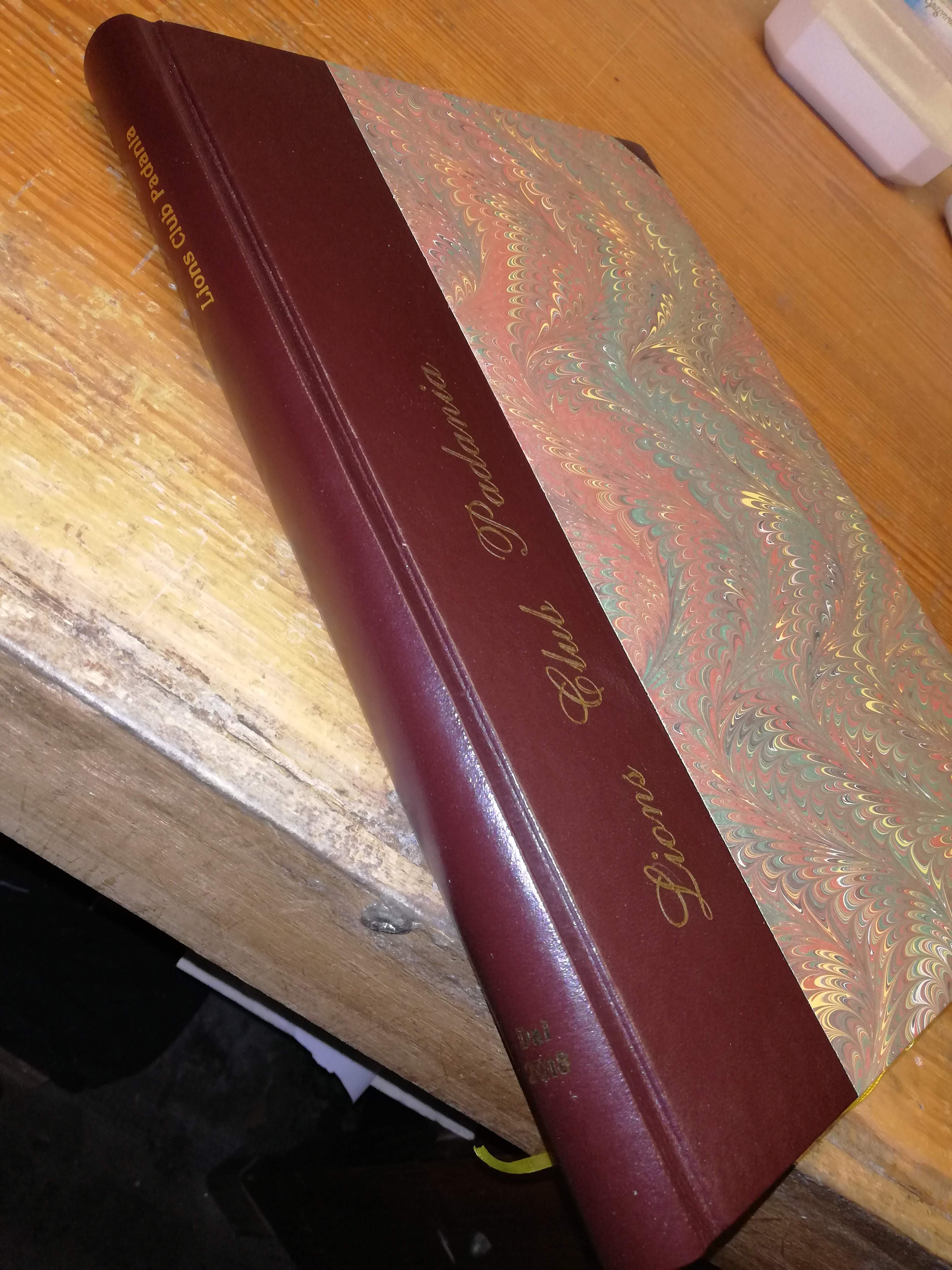 Volume bordeaux con carta marmorizzata