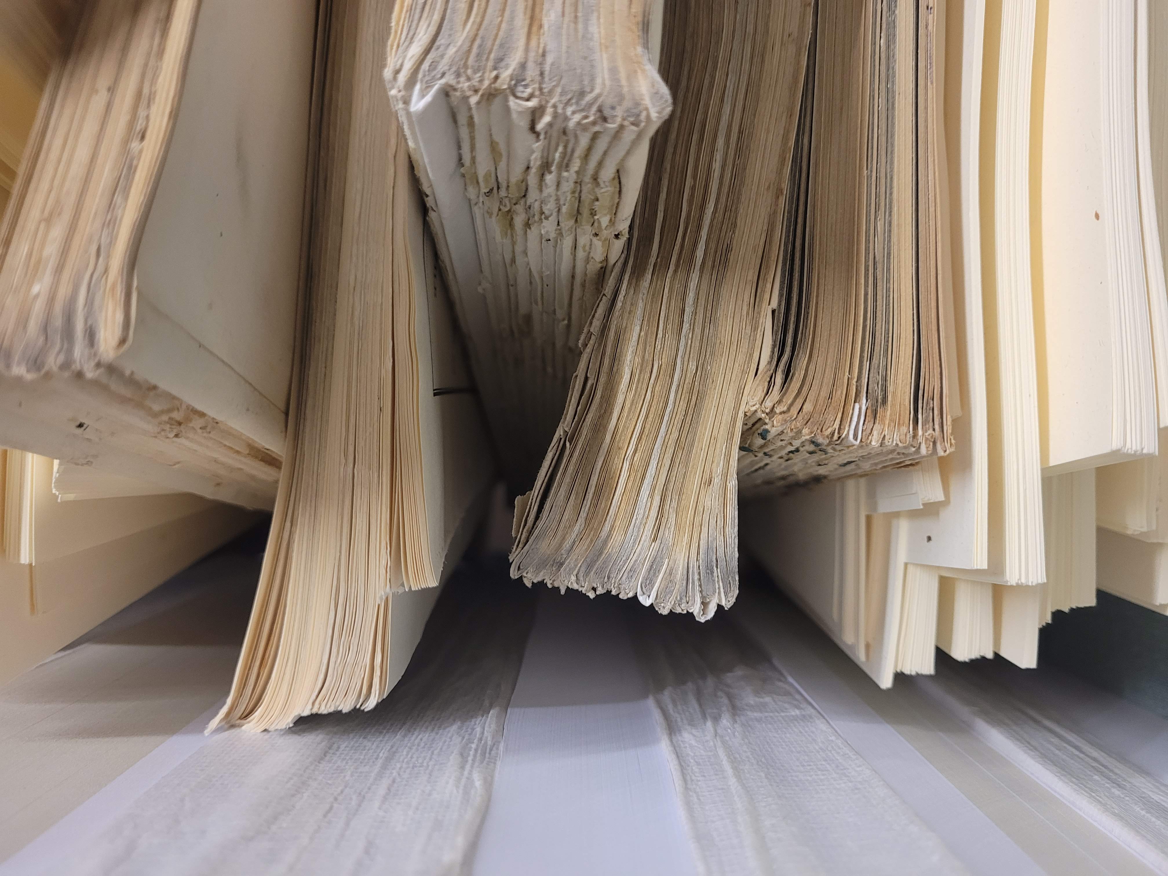 Pagine antiche in fase di restauro